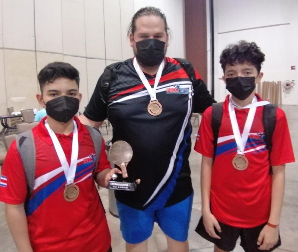 A la izquierda Sebastián Avilés al centro el entrenador Carlos Fallas y a la derecha Gabriel Chaves Ganadores de la mañana de Oro